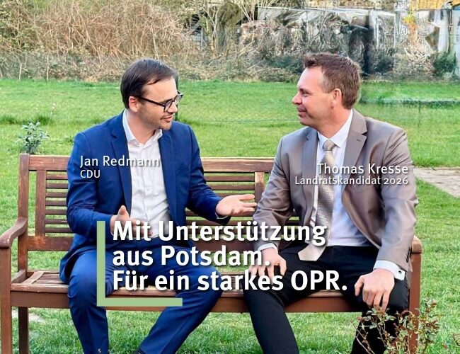 Jan Redmann (CDU) kenne ich eine ganze Zeit und ja, er ist auch nicht ganz unschuldig an meiner Kandidatur. Ich bin froh, dass er – als Ostprignitz-Ruppiner – jetzt für die wichtigen Themen der Blaulichtfamilie Verantwortung hat. 
Der Landtagsabgeordnete unterstützt meine Kandidatur und hat gestern bei einem Wahltermin in Wittstock sich dazu eindeutig erklärt. Lieber Jan, danke für die Worte und für deine Einschätzung zur Situation in OPR.
Gleichzeitig haben wir uns aber auch inhaltlich ausgetauscht. Eine Polizeinovelle soll in diesem Jahr den Weg ebnen, um unseren Polizistinnen und Polizisten mehr Möglichkeiten (bspw. Drohnenabwehr) einzuräumen. Auch die verbesserte Personalausstattung ist ein wichtiges Zeichen.
Für die gesamten Blaulichtfamilie sind gute Bedingungen wichtig. Diese Berufsgruppen und Ehrenamtler stehen jeden Tag prekären Situationen gegenüber und leisten dabei ihr Bestes.
Daher gilt mein Dank – heute und auch für die Zukunft – unseren Akteuren in der Blaulichtfamilie! „Danke, dass ihr für andere Menschen da seid!“