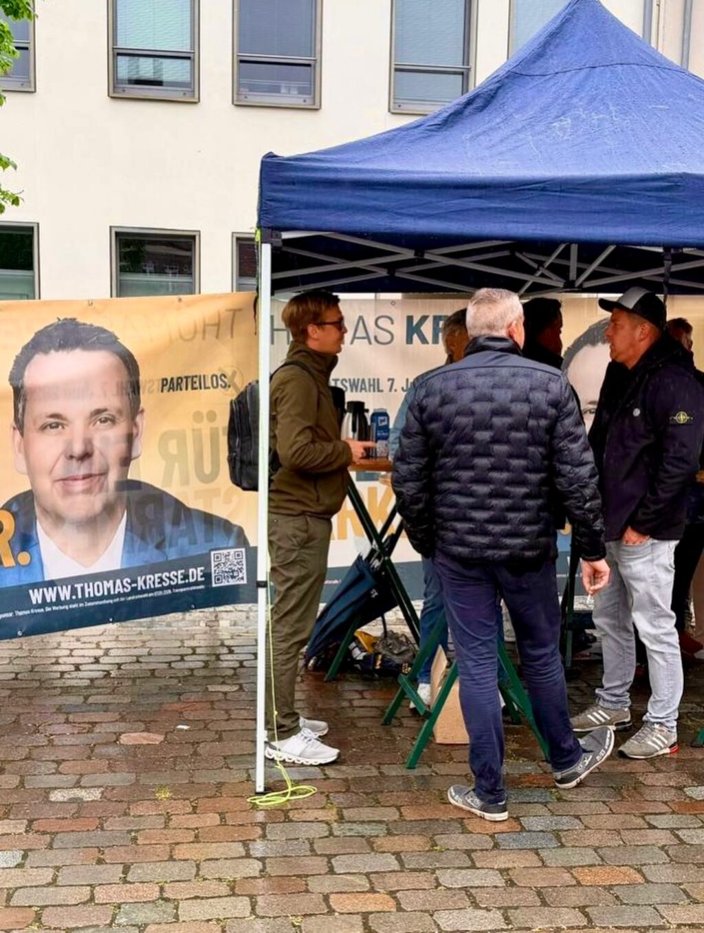 Markttag in Wittstock! Leichter Regen war für die Menschen heute kein Grund unseren Stand auf dem Markt nicht zu besuchen! 

Durch gezielte Ansprache konnten einige Bürgerinnen und Bürger aktiviert werden, die sich bisher noch nicht mit der Landratswahl beschäftigt haben bzw. in der Entscheidung noch unentschlossen waren! Die Wechselstimmung ist deutlich spürbar: kein weiter so, sondern es muss sich was ändern!

Gleichzeitig ging es noch zu spontanen Gesprächen mit Innenstadt- und Markthändlern.

Dabei Hauptthema: wie kann die Innenstadt belebt werden. Aus Neuruppiner Perspektive konnte ich berichten, dass es sich lohnt einen Innenstadtverein zu haben und über die koordinierte Vermarktung regionaler Produkte zum Erfolg zu kommen. Gerne vermittel ich zwischen Neuruppin und Wittstock! 

Ich danke meinem Team hier im schönen Wittstock. Vorbereitung, Durchführung, Nachbereitung - ihr seid spitze! Alles war organisiert und vorbereitet! Wahlkampfhelfer Nr.1 war heute übrigens: Bürgermeister aD - Jörg Gehrmann! 

Nächster Markttag ist vor der Brust! Am Samstag - 09. Mai - trefft ihr mich gerne auf dem Neuruppiner Markt - hier wird das Muttertagswochenende eingeläutet - dann mit Team Neuruppin! 

Auf bald!