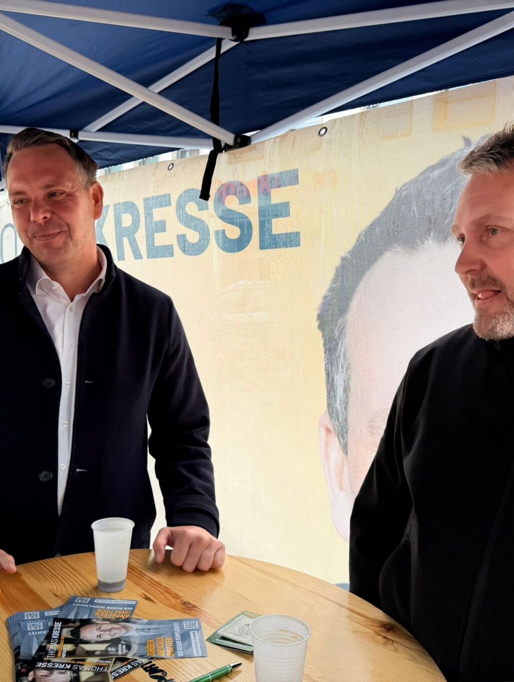 Markttag in Wittstock! Leichter Regen war für die Menschen heute kein Grund unseren Stand auf dem Markt nicht zu besuchen! 

Durch gezielte Ansprache konnten einige Bürgerinnen und Bürger aktiviert werden, die sich bisher noch nicht mit der Landratswahl beschäftigt haben bzw. in der Entscheidung noch unentschlossen waren! Die Wechselstimmung ist deutlich spürbar: kein weiter so, sondern es muss sich was ändern!

Gleichzeitig ging es noch zu spontanen Gesprächen mit Innenstadt- und Markthändlern.

Dabei Hauptthema: wie kann die Innenstadt belebt werden. Aus Neuruppiner Perspektive konnte ich berichten, dass es sich lohnt einen Innenstadtverein zu haben und über die koordinierte Vermarktung regionaler Produkte zum Erfolg zu kommen. Gerne vermittel ich zwischen Neuruppin und Wittstock! 

Ich danke meinem Team hier im schönen Wittstock. Vorbereitung, Durchführung, Nachbereitung - ihr seid spitze! Alles war organisiert und vorbereitet! Wahlkampfhelfer Nr.1 war heute übrigens: Bürgermeister aD - Jörg Gehrmann! 

Nächster Markttag ist vor der Brust! Am Samstag - 09. Mai - trefft ihr mich gerne auf dem Neuruppiner Markt - hier wird das Muttertagswochenende eingeläutet - dann mit Team Neuruppin! 

Auf bald!