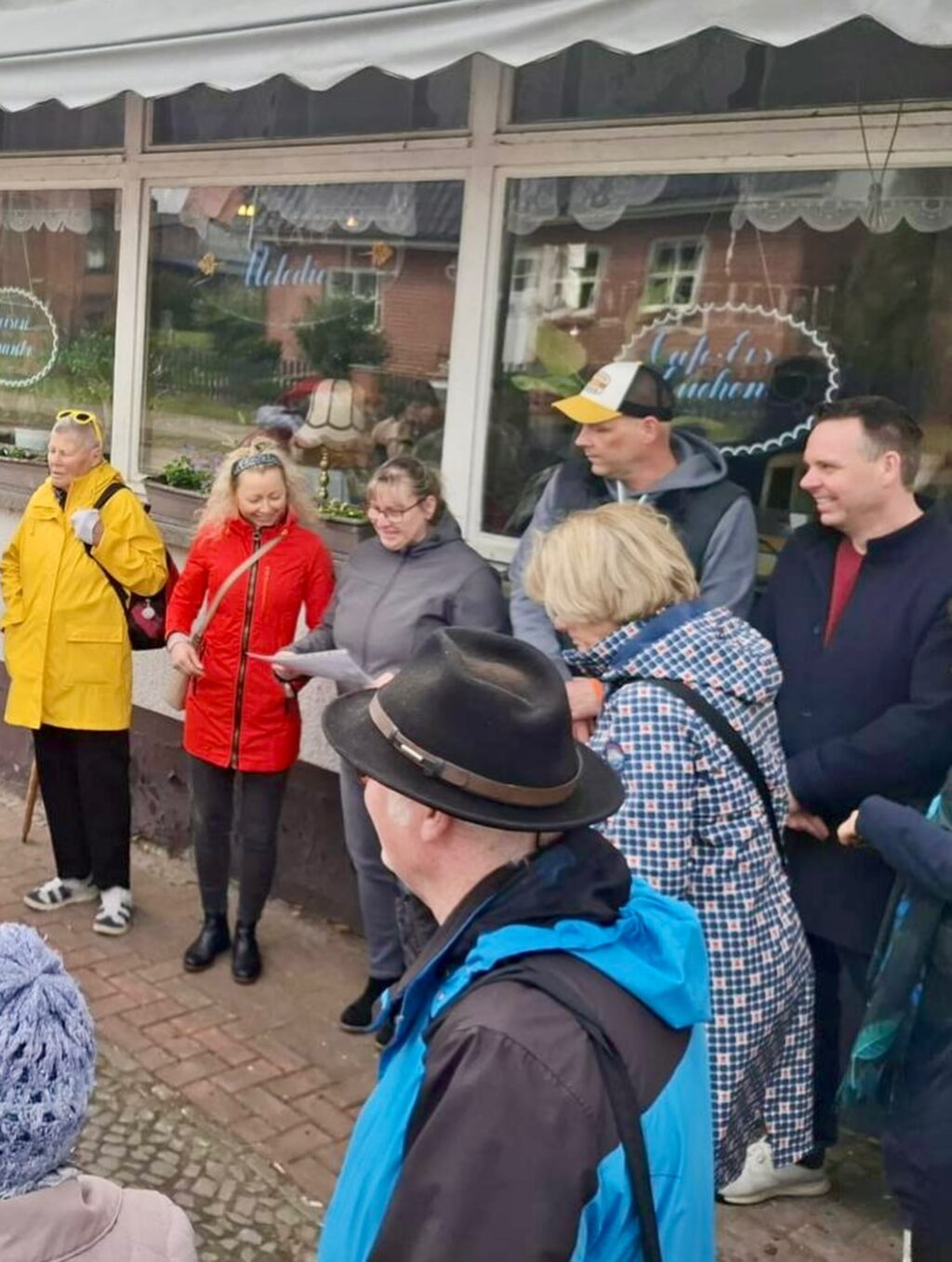 Gestern war ich mit meiner Familie und vielen anderen Interessierten zum 13. Osterspaziergang in Wusterhausen/Dosse! Dazu hatte der Kulturverein Wusterhausen e.V. eingeladen. 

Der Osterspaziergang begann - ungewöhnlich - auf dem Friedhof - mit einer Ansprache von Pfarrer Alexander Bothe. 

So ungewöhnlich war der Start des Spaziergangs dann aber doch nicht, da Friedhöfe das Leben zeigen, indem sie als Orte der Erinnerung die Verbindung zwischen Verstorbenen und Hinterbliebenen aufrechterhalten. 

Nach dem Friedhof führte uns der Weg über die Berliner Straße und viele historische Fotos aus verschiedenen Jahrzehnten wurden gezeigt. 

Heute ist es dem Bürgermeister, Philipp Schulz, gelungen, dass diese Straße in diesem Jahr saniert wird. Daran hatten sich bereits mehrere Bürgermeister abgearbeitet. 4,2 Millionen € Invest! Trotz Fördermittel ein Kraftakt für die Gemeinde und ein großartiger Erfolg! Gut gemacht, Herr Bürgermeister.

Wer wollte konnte den Spaziergang in der Galerie ‚Alter Laden‘ (Am Markt 3) ausklingen lassen.

Vor der Wahl werde ich nochmal nach Wusterhausen/Dosse kommen.  Gerne in die Kita ‚Am Markt‘ zum Fachgespräch, spätestens am 06. Juni 2026 zum Stadtfest - dem Tag vor der Wahl!

FunFact zum Bild: Links ist eine sogenannte Salzfrau zu sehen! Wusterhausen kam damals angeblich zu Reichtum durch den Salzhandel.
Der Kulturverein nimmt die Salzfrauen als traditionelle Figuren der damaligen Zeit.