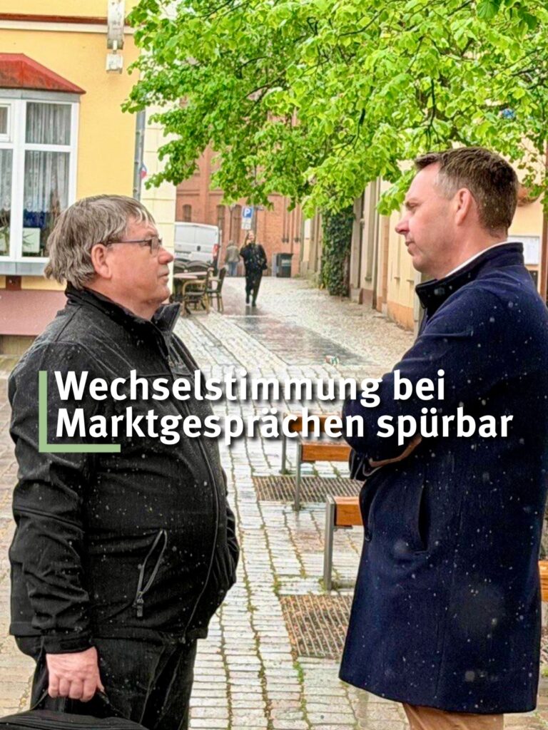 Markttag in Wittstock! Leichter Regen war für die Menschen heute kein Grund unseren Stand auf dem Markt nicht zu besuchen! 

Durch gezielte Ansprache konnten einige Bürgerinnen und Bürger aktiviert werden, die sich bisher noch nicht mit der Landratswahl beschäftigt haben bzw. in der Entscheidung noch unentschlossen waren! Die Wechselstimmung ist deutlich spürbar: kein weiter so, sondern es muss sich was ändern!

Gleichzeitig ging es noch zu spontanen Gesprächen mit Innenstadt- und Markthändlern.

Dabei Hauptthema: wie kann die Innenstadt belebt werden. Aus Neuruppiner Perspektive konnte ich berichten, dass es sich lohnt einen Innenstadtverein zu haben und über die koordinierte Vermarktung regionaler Produkte zum Erfolg zu kommen. Gerne vermittel ich zwischen Neuruppin und Wittstock! 

Ich danke meinem Team hier im schönen Wittstock. Vorbereitung, Durchführung, Nachbereitung - ihr seid spitze! Alles war organisiert und vorbereitet! Wahlkampfhelfer Nr.1 war heute übrigens: Bürgermeister aD - Jörg Gehrmann! 

Nächster Markttag ist vor der Brust! Am Samstag - 09. Mai - trefft ihr mich gerne auf dem Neuruppiner Markt - hier wird das Muttertagswochenende eingeläutet - dann mit Team Neuruppin! 

Auf bald!