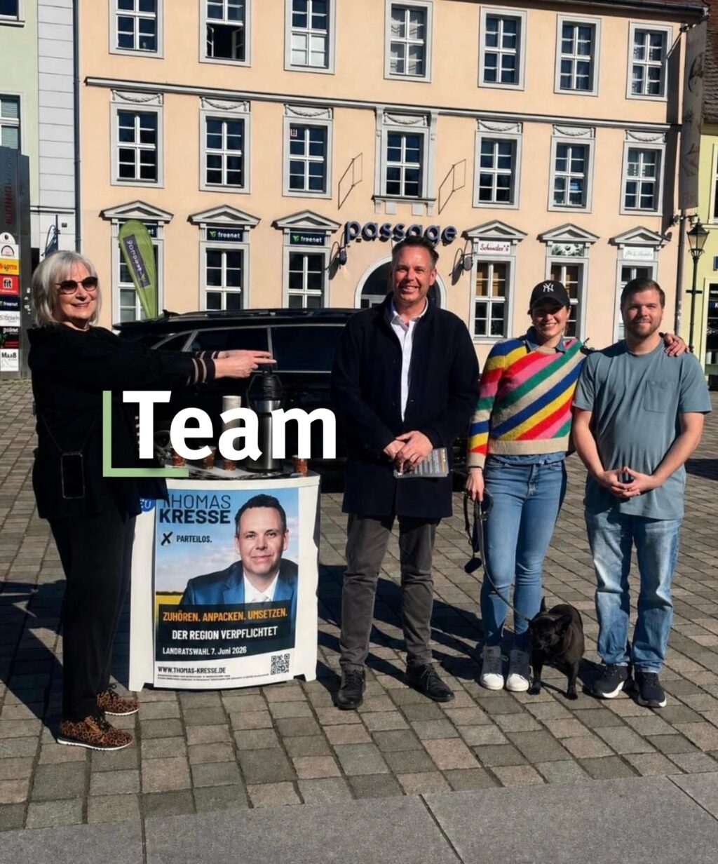 Auf dem Schulplatz in Neuruppin zum Wochenmarkt.
Heute war ich im direkten Gespräch mit den Bürgerinnen und Bürgern.

Bei bestem Wetter stand ich heute in Neuruppin für Fragen, Hinweise und persönliche Gespräche zur Verfügung. Ob regionale Themen, aktuelle Herausforderungen im Landkreis oder konkrete Anliegen – der Austausch war offen, sachlich und konstruktiv.

Genau darum geht es: zuhören, aufnehmen und anpacken.

Vielen Dank an alle, die vorbeigeschaut haben, das Gespräch gesucht oder einfach einen Kaffee mitgenommen haben.