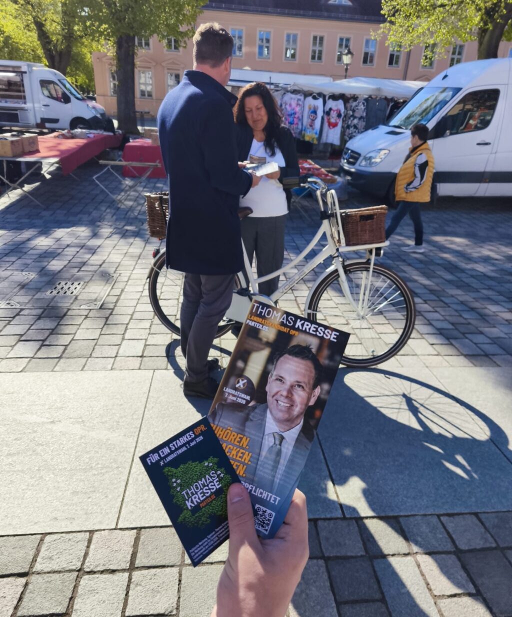 Auf dem Schulplatz in Neuruppin zum Wochenmarkt.
Heute war ich im direkten Gespräch mit den Bürgerinnen und Bürgern.

Bei bestem Wetter stand ich heute in Neuruppin für Fragen, Hinweise und persönliche Gespräche zur Verfügung. Ob regionale Themen, aktuelle Herausforderungen im Landkreis oder konkrete Anliegen – der Austausch war offen, sachlich und konstruktiv.

Genau darum geht es: zuhören, aufnehmen und anpacken.

Vielen Dank an alle, die vorbeigeschaut haben, das Gespräch gesucht oder einfach einen Kaffee mitgenommen haben.