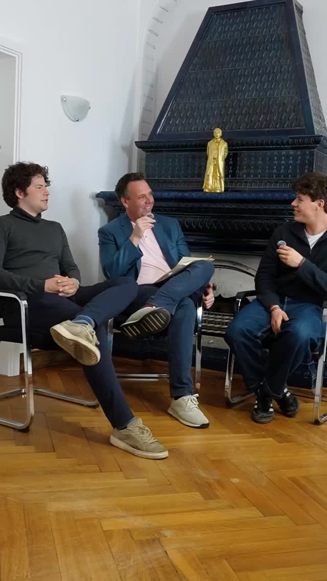 „Kandidat fragt Schüler“ - ein spannendes Format!

Am Montag fand ein wichtiger Termin mit Lukas und Johan statt. Beide sind Schüler einer Neuruppiner Schule und werden im Sommer ihr Abitur vollenden.

Wir haben über ihre Zukunft gesprochen, thematisierten dabei ihre Wünsche und Sorgen. 
Auch die Politik, im Kleinen sowie im Großen, fand dabei ihre Position und spielt im Leben von jungen Menschen, nachweislich eine bewusste Rolle.

Seht selbst!

Vielen Dank an Lukas und Johan für einen ehrlichen und interessanten Austausch.