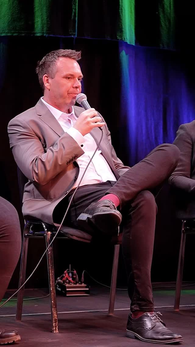 Die „Ökofilmtour“ und die „Ökomodellregion Prignitz-Ruppiner Land“ hatten am 16. April 2026 zur Vorführung des Dokumentarfilms „Marias Garten – ein öko­logisches Paradies auf märkischem Sand“ in die Temnitzkirche Netzeband geladen. 

Im Anschluss an die Filmvorführung gab es ein Ge­spräch über Vermarktung, Logistik und Gemeinschaftsverpflegung im ländlichen Raum. 

Diskutieren durfte ich mit: Lisa Lemke aus der Bio-Landwirtschaft und Maria Mundry, Landwirtin und Geschäftsführerin des Kreisbauernverbandes.

Ergebnis:
- wir haben viele engagierte Landwirte, Erzeuger und Veredler in der Region 
- ⁠die Vermarktung / das Marketing muss uns noch besser gelingen 
- ⁠⁠Vertriebswege müssen koordiniert und entwickelt werden
- ⁠ein größeres Bewusstsein für unsere regionalen Produkte zu schaffen, kann eine große Chance für die Region sein 

Danke, an die ganze Gruppe von Aktiven (über Anbau bis zum Handel)! Ihr gebt uns ein Heimatgefühl und der Region eine DNA!

Die Veranstal­tung ist Teil des brandenburgischen Festivals des Umwelt- und Naturfilms.