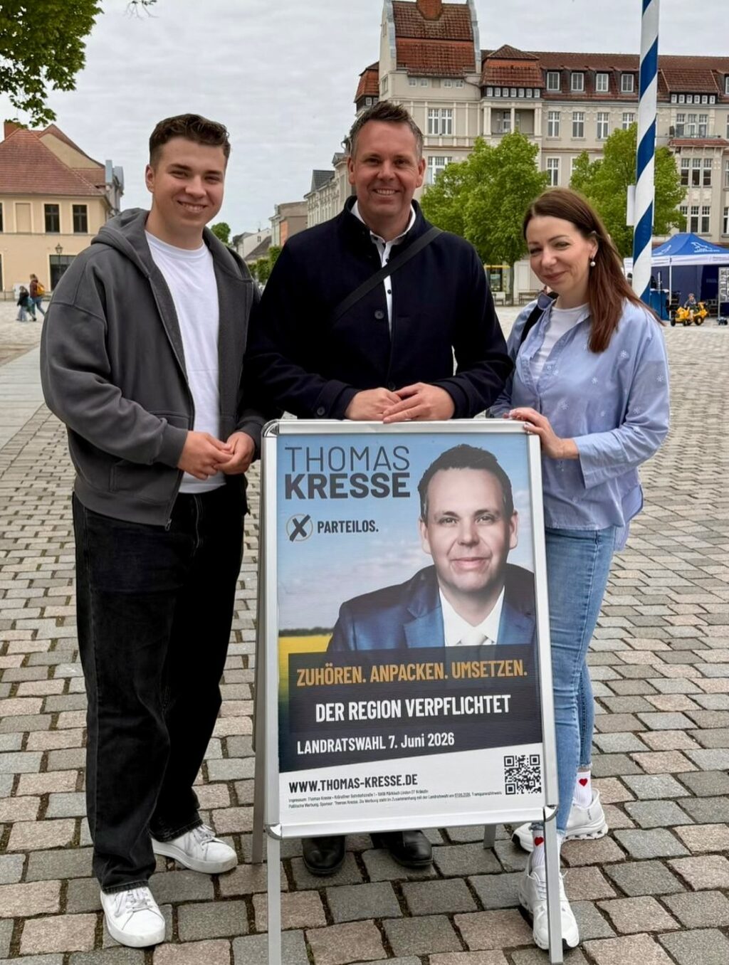 Kurze Eindrücke vom Markt- und Hoftag in Neuruppin! Heute in Gesprächen mit allen möglichen Menschen. 

Austausch zu den Themen unserer Zeit! 

Allen Müttern schon mal alles Gute für den morgigen Muttertag und viel Freude mit der kleinen überreichten (süßen) Aufmerksamkeit. 

Eine schönen Muttertag und bis demnächst!