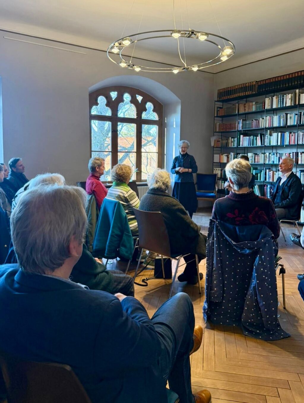 Heute Abend war ich gerne in Heiligengrabe! 
Das Format der ‚Heiligengraber Zeitgespräche‘ sind eine renommierte Dialogreihe im Kloster Stift Heiligengrabe. 

Es geht um gesellschaftliche Zukunftsthemen. Heute sprachen Experten über „Populismus und Demokratie“. Beeindruckend war die Diskussion mit Herrn Prof. Dr. Thiele. Hilft die Brandmauer oder schadet sie?

Mehr dazu in den kommenden Tagen!