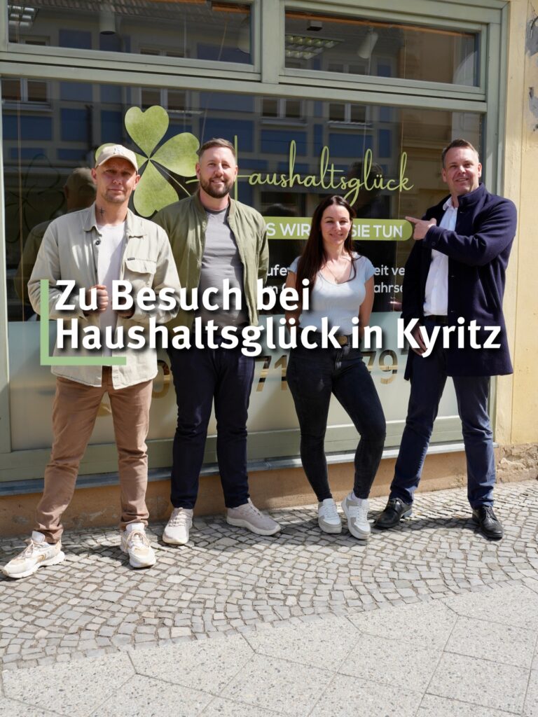 Kleine Vorschau zum Termin bei der Firma ‚Haushaltsglück‘ in Kyritz:

Das Unternehmen wird geleitet von engagierten Menschen - und zwar von 
Karolin + Claudio Jennrich, die mittlerweile 28 Mitarbeiter führen. Dass es aktuell keine Probleme bei der Personalsuche gibt, ist erstaunlich und könnte aber an den guten Bedingungen liegen und an dem Gefühl der Dankbarkeit anderen Menschen helfen zu können.

Ich hab genauer hingehört und bin vom Konzept, welches auch nach §45b SGB XI funktioniert, begeistert.

Mehr Einblick gibt es in dieser Woche im Video!