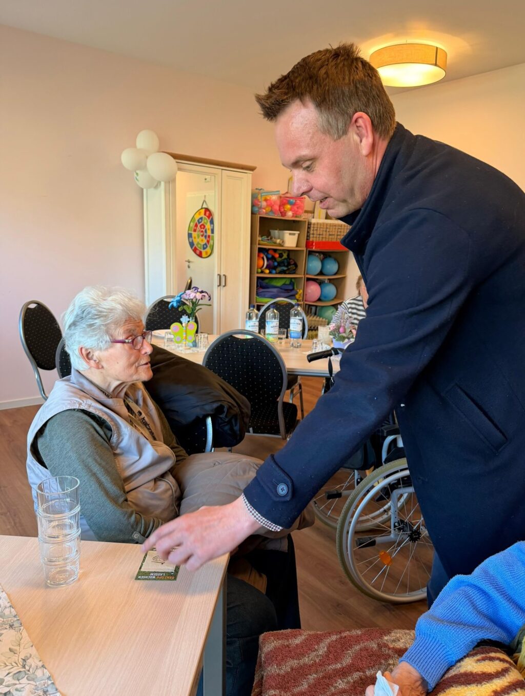 In den letzten Tagen hab ich das Pflegekompetenzzentrum ‚Schwester Agnes‘ in Neuruppin besucht und begleitete dort den offiziellen Start der ‚Ackerpause‘. 

Die ‚Ackerpause‘ ist ein präventives Projekt für Bewohner von Pflegeeinrichtungen. Es geht um gemeinsame Aktionen rund um das Thema ‚gärtnern‘ sowie um  psycho-soziale Gesundheit, kognitive Fähigkeiten und gesunde Ernährung. 

Das Pflegekompetenzzentrum ist ein starkes Projekt des Geschäftsführers, Thomas Schwarz, der auch die Marke ‚Frag-die-Luzie‘ aufgebaut hat. 

Aktuell leben im Pflegekompetenzzentrum Schwester Agnes 45 Seniorinnen und Senioren und neuerdings auch ein paar Hühner. Es handelt sich dabei bewusst nicht um ein stationäres Pflegeheim, sondern um eine ambulante Wohnform. 

Die Bewohnerinnen und Bewohner leben in ihren eigenen Wohnungen und erhalten ambulante Leistungen, vergleichbar mit der häuslichen Krankenpflege.

Der große Vorteil dieses Modells liegt in der Kombination aus Selbstständigkeit und Sicherheit: Es ist stets fachlich geschultes Personal vor Ort, das bei Bedarf schnell unterstützen kann, ohne den Charakter eines stationären Heims.

Der Besuch machte deutlich, wie wichtig moderne, flexible Wohn‑ und Pflegeformen für ein selbstbestimmtes Leben im Alter sind und welchen Stellenwert dabei persönliche Begegnungen und kleine gemeinschaftliche Aktivitäten haben.

Thomas Schwarz und Team haben hier richtig was aufgebaut und weiterhin viele Ideen, die ich mir anhören konnte! 

Meine Unterstützung ist euch sicher. Danke für diese wichtige Arbeit im Bereich der Seniorinnen und Senioren!