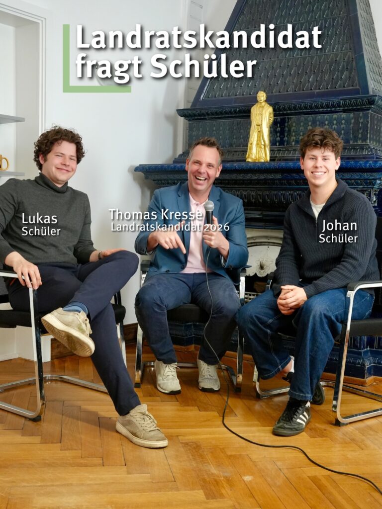 Spannendes Format:
„Landratskandidat fragt Schülerinnen und Schüler“

Heute bekam ich die Möglichkeit, die beiden Schüler, Lukas und Johan zu interviewen.
Beide befinden sich in der 12. Klasse, machen im Sommer ihr Abitur und setzen sich bereits jetzt, intensiv mit ihrer Zukunft auseinander.

Die Zukunft junger Menschen ist ein wichtiges Thema, welches gehört und gesichert werden muss!

Einen Teil unseres Interviews werdet ihr morgen sehen.

Vielen Dank Lukas und Johan, für eure Zeit und eure Gedanken!