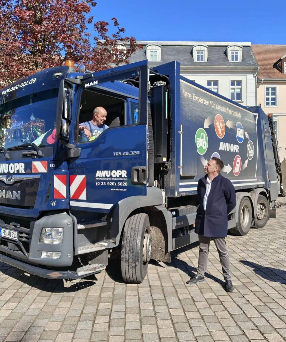 Auf dem Schulplatz in Neuruppin zum Wochenmarkt.
Heute war ich im direkten Gespräch mit den Bürgerinnen und Bürgern.

Bei bestem Wetter stand ich heute in Neuruppin für Fragen, Hinweise und persönliche Gespräche zur Verfügung. Ob regionale Themen, aktuelle Herausforderungen im Landkreis oder konkrete Anliegen – der Austausch war offen, sachlich und konstruktiv.

Genau darum geht es: zuhören, aufnehmen und anpacken.

Vielen Dank an alle, die vorbeigeschaut haben, das Gespräch gesucht oder einfach einen Kaffee mitgenommen haben.