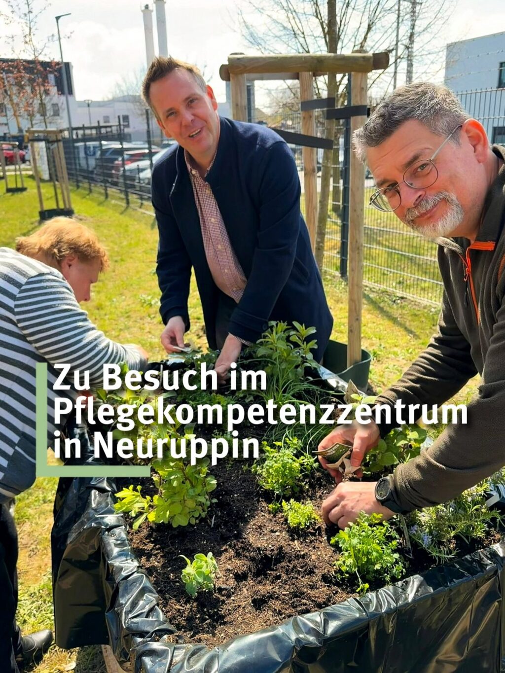 In den letzten Tagen hab ich das Pflegekompetenzzentrum ‚Schwester Agnes‘ in Neuruppin besucht und begleitete dort den offiziellen Start der ‚Ackerpause‘. 

Die ‚Ackerpause‘ ist ein präventives Projekt für Bewohner von Pflegeeinrichtungen. Es geht um gemeinsame Aktionen rund um das Thema ‚gärtnern‘ sowie um  psycho-soziale Gesundheit, kognitive Fähigkeiten und gesunde Ernährung. 

Das Pflegekompetenzzentrum ist ein starkes Projekt des Geschäftsführers, Thomas Schwarz, der auch die Marke ‚Frag-die-Luzie‘ aufgebaut hat. 

Aktuell leben im Pflegekompetenzzentrum Schwester Agnes 45 Seniorinnen und Senioren und neuerdings auch ein paar Hühner. Es handelt sich dabei bewusst nicht um ein stationäres Pflegeheim, sondern um eine ambulante Wohnform. 

Die Bewohnerinnen und Bewohner leben in ihren eigenen Wohnungen und erhalten ambulante Leistungen, vergleichbar mit der häuslichen Krankenpflege.

Der große Vorteil dieses Modells liegt in der Kombination aus Selbstständigkeit und Sicherheit: Es ist stets fachlich geschultes Personal vor Ort, das bei Bedarf schnell unterstützen kann, ohne den Charakter eines stationären Heims.

Der Besuch machte deutlich, wie wichtig moderne, flexible Wohn‑ und Pflegeformen für ein selbstbestimmtes Leben im Alter sind und welchen Stellenwert dabei persönliche Begegnungen und kleine gemeinschaftliche Aktivitäten haben.

Thomas Schwarz und Team haben hier richtig was aufgebaut und weiterhin viele Ideen, die ich mir anhören konnte! 

Meine Unterstützung ist euch sicher. Danke für diese wichtige Arbeit im Bereich der Seniorinnen und Senioren!