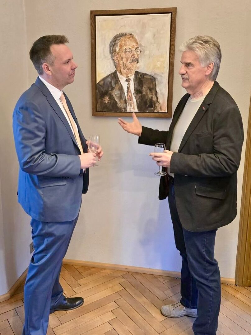 Heute Abend war ich gerne in Heiligengrabe! 
Das Format der ‚Heiligengraber Zeitgespräche‘ sind eine renommierte Dialogreihe im Kloster Stift Heiligengrabe. 

Es geht um gesellschaftliche Zukunftsthemen. Heute sprachen Experten über „Populismus und Demokratie“. Beeindruckend war die Diskussion mit Herrn Prof. Dr. Thiele. Hilft die Brandmauer oder schadet sie?

Mehr dazu in den kommenden Tagen!