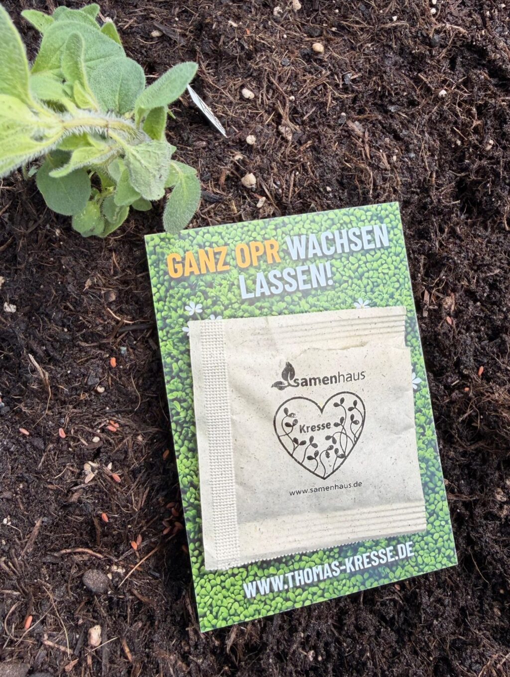 In den letzten Tagen hab ich das Pflegekompetenzzentrum ‚Schwester Agnes‘ in Neuruppin besucht und begleitete dort den offiziellen Start der ‚Ackerpause‘. 

Die ‚Ackerpause‘ ist ein präventives Projekt für Bewohner von Pflegeeinrichtungen. Es geht um gemeinsame Aktionen rund um das Thema ‚gärtnern‘ sowie um  psycho-soziale Gesundheit, kognitive Fähigkeiten und gesunde Ernährung. 

Das Pflegekompetenzzentrum ist ein starkes Projekt des Geschäftsführers, Thomas Schwarz, der auch die Marke ‚Frag-die-Luzie‘ aufgebaut hat. 

Aktuell leben im Pflegekompetenzzentrum Schwester Agnes 45 Seniorinnen und Senioren und neuerdings auch ein paar Hühner. Es handelt sich dabei bewusst nicht um ein stationäres Pflegeheim, sondern um eine ambulante Wohnform. 

Die Bewohnerinnen und Bewohner leben in ihren eigenen Wohnungen und erhalten ambulante Leistungen, vergleichbar mit der häuslichen Krankenpflege.

Der große Vorteil dieses Modells liegt in der Kombination aus Selbstständigkeit und Sicherheit: Es ist stets fachlich geschultes Personal vor Ort, das bei Bedarf schnell unterstützen kann, ohne den Charakter eines stationären Heims.

Der Besuch machte deutlich, wie wichtig moderne, flexible Wohn‑ und Pflegeformen für ein selbstbestimmtes Leben im Alter sind und welchen Stellenwert dabei persönliche Begegnungen und kleine gemeinschaftliche Aktivitäten haben.

Thomas Schwarz und Team haben hier richtig was aufgebaut und weiterhin viele Ideen, die ich mir anhören konnte! 

Meine Unterstützung ist euch sicher. Danke für diese wichtige Arbeit im Bereich der Seniorinnen und Senioren!