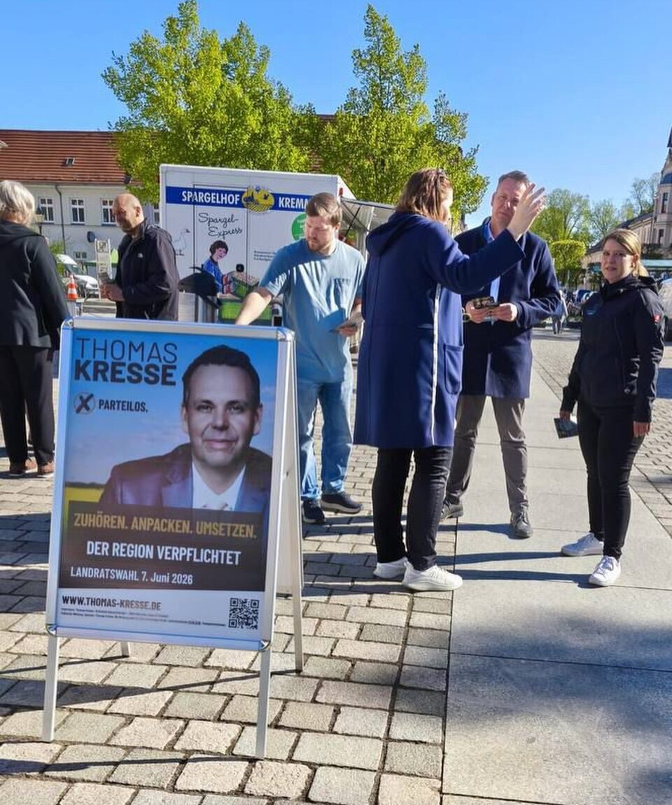 Auf dem Schulplatz in Neuruppin zum Wochenmarkt.
Heute war ich im direkten Gespräch mit den Bürgerinnen und Bürgern.

Bei bestem Wetter stand ich heute in Neuruppin für Fragen, Hinweise und persönliche Gespräche zur Verfügung. Ob regionale Themen, aktuelle Herausforderungen im Landkreis oder konkrete Anliegen – der Austausch war offen, sachlich und konstruktiv.

Genau darum geht es: zuhören, aufnehmen und anpacken.

Vielen Dank an alle, die vorbeigeschaut haben, das Gespräch gesucht oder einfach einen Kaffee mitgenommen haben.