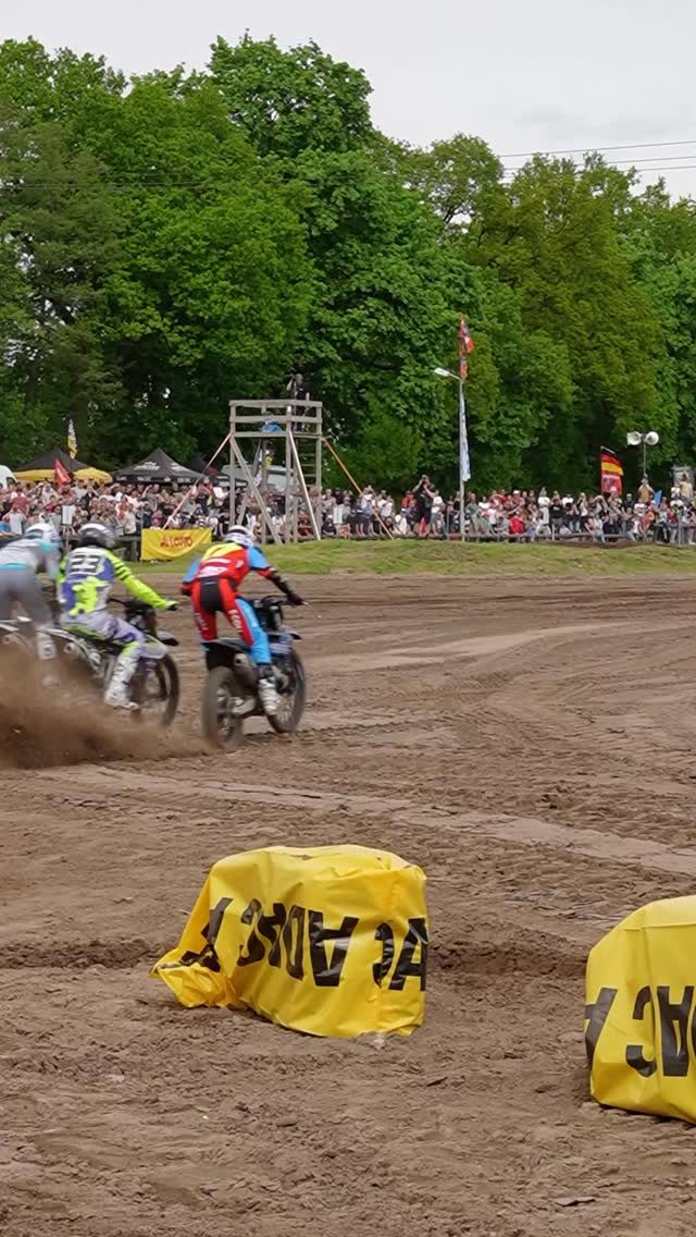 Ein Wochenende der Extraklasse beim ADAC MX Masters in Dreetz

Es ist kein Geheimnis: Wer in Dreetz gewinnen will, braucht nicht nur ein schnelles Motorrad, sondern die Kondition eines Marathonläufers und die Willenskraft eines Gladiatoren.

Der extrem tiefe Sandboden verwandelte sich im Laufe der Wertungsläufe in ein tückisches Terrain aus tiefen Wellen und Rillen. „Das hier ist physisch eines der härtesten Rennen des Jahres“, hörte man aus dem Fahrerlager und genau die Herausforderung lockt die Eliten an.

Doch Dreetz war an diesem Wochenende mehr als nur Spitzensport. Es war ein Fest für die ganze Familie. Während in der Boxengasse Mechaniker unter Hochdruck an den Maschinen schraubten, genossen die Zuschauer die ausgelassene Stimmung. Von der Hüpfburg für die kleinsten Fans bis hin zur Autogrammstunde, bei der die Idole zum Greifen nah waren – die Leidenschaft für den Motorsport war an jeder Ecke spürbar.

Der MC Dreetz hat erneut bewiesen, dass er nicht nur eine der anspruchsvollsten Strecken Deutschlands pflegt, sondern auch ein Gastgeber ist, der mit Herzblut und Perfektion ein Event der Extraklasse auf die Beine stellt.

Allen Beteiligten gilt großer Dank, die an dem Gelingen des Events mitgeholfen haben. Es ist und bleibt eine einmalige Veranstaltung im Landkreis OPR.
