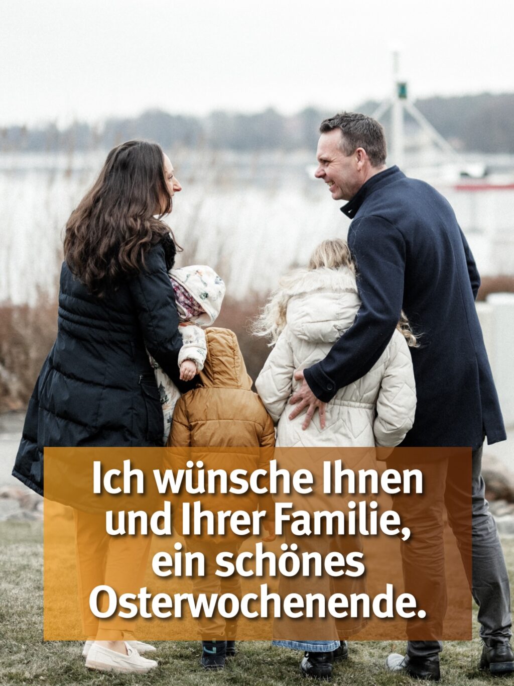 Manchmal ist es wichtig, im Alltag kurz innezuhalten.
Den Blick weg vom Trubel.
Hin zu den Dingen, die wirklich zählen.

Zeit mit der Familie.
Gemeinsame Momente.
Einfach mal durchatmen.

Ich wünsche Ihnen und Ihren Liebsten ein schönes, sonniges und erholsames Osterwochenende. 

Genießen Sie die Zeit.