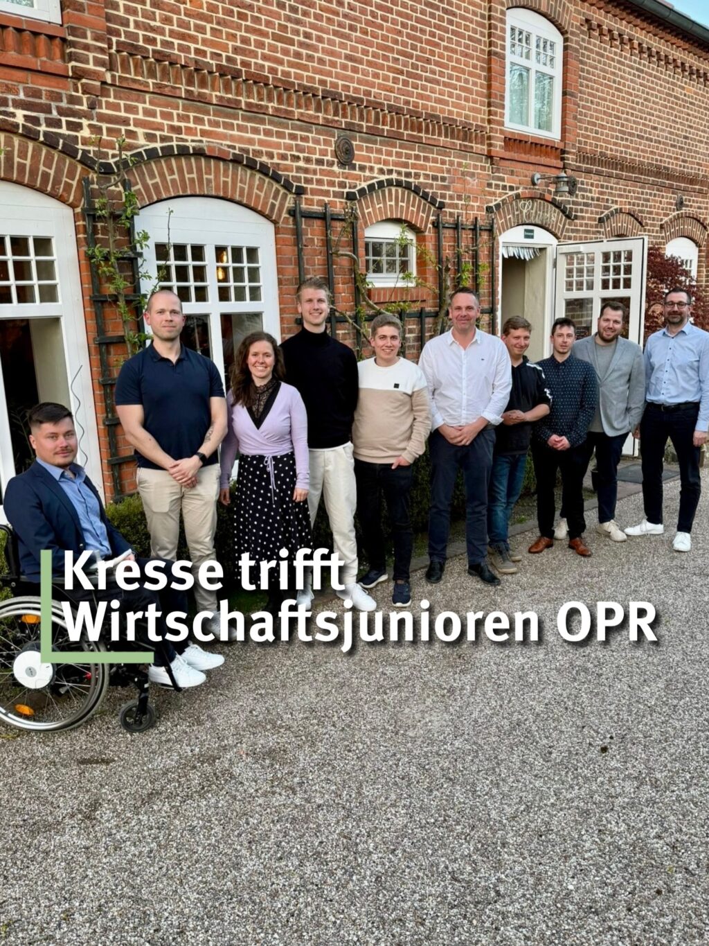 Gemeinsames Treffen: Wirtschaftsjunioren Ostprignitz-Ruppin e.V. und Thomas Kresse gemeinsam im Restaurant „Clavis“ in Netzeband.

Seit mehr als 30 Jahren gibt es die Wirtschaftsjunioren OPR, ein Zusammenschluss junger Unternehmerinnen und Unternehmer im Landkreis. Mit dem Motto „Gemeinsam gestalten wir die Zukunft – lokal und regional“ treten sie an und wollen etwas bewegen.
Daher war dieser Termin wichtig für mich – zuhören, Ideen verstehen und gemeinsam Lösungen finden. Der Verein kümmert sich aber nicht nur um eigene Interessen, sondern führt ehrenamtlich auch das Event „Schule der Löwen“ durch.
Das Projekt wurde von den Wirtschaftsjunioren OPR ins Leben gerufen, um junge Talente zu fördern, Wirtschaft und Bildung enger zu vernetzen und echte Zukunftsperspektiven sichtbar zu machen.
Dieses Projekt ist großartig und hilft auch, junge Menschen für das Unternehmertum zu gewinnen. @wj_opr – DANKE – für den angenehmen Termin und fachlichen Austausch! Gerne jederzeit wieder!