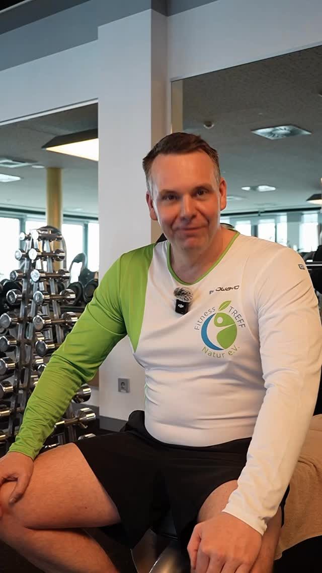 Ob Marathon durch die Kyritz-Ruppiner-Heide, Vereins- und Mannschaftssport oder im Fitnessstudio! Bewegung, Gemeinschaft und sportliche Anstrengungen gehören seit der Grundschule zu meinem Leben!

Insbesondere dann, wenn man einen stressigen Job oder vor beruflichen Herausforderungen steht, kann Sport, Bewegung und Gemeinschaft zur gesunden Psyche beitragen! 

In Spitzenpositionen braucht es Ausgleich - aber auch körperliche Fitness. Arbeitstage und Termine sind lang, Themen komplex - Sport hilft mir dabei, klar zu bleiben und fest auf dem Boden zu stehen.

Ehrenamt im Sport ist besonders wichtig! Ohne Trainer, Übungsleiter, Helfer geht gar nix! Daher ist die Ehrenamtsförderung ein ganz entscheidende Punkt, für eine gesunde Gesellschaft, aber auch für gesellschaftlichen Zusammenhalt!