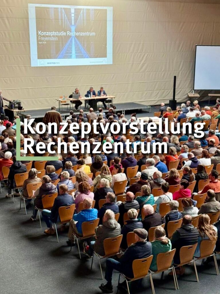 Rechenzentrum Freyenstein – Große Chance für die Region!

Gestern war ich zur Informationsveranstaltung und Projektvorstellung „Rechenzentrum Freyenstein“.
Der Vorhabenträger hat hierbei erklärt, wie das Vorhaben umgesetzt werden soll. Dabei ging es um technische Erläuterungen, um Flächenkulissen und um Chancen für die Region, die damit einhergehen können. 
Rechenzentren werden künftig mehr denn je gebraucht und das auch, weil unser aller Nutzer- und Digitalverhalten dazu beiträgt. Digitalisierung und KI-Prozesse brauchen Rechenleistung. Diese Entwicklung steht erst am Anfang.
Rechenzentren sind bereits gut erprobt und stehen in größeren Städten auch inmitten von Wohngebieten. Langfristige Risikoanalysen und Einfluss auf Umwelt und Leben liegen vor. Mecklenburg-Vorpommern, Brandenburg und andere Bundesländer befassen sich intensiv damit und beginnen Planungsverfahren.
Hierbei handelt es sich um umfassende Planungsverfahren, die die Risiken, Umweltbelange und die grundsätzliche Machbarkeit umfassend betrachten. Niemand muss sich sorgen, dass hier ohne Genehmigung, ohne Planverfahren und ohne die Analyse zu den Auswirkungen auf Menschen und Natur begonnen wird.
Dieses Projekt steht ganz am Anfang und kann eine Chance für die gesamte Region bieten. Wenn wir uns wirtschaftlich stabilisieren und entwickeln wollen, Kita, Schule und Infrastruktur weiter aufrechterhalten wollen, – müssen wir uns im Landkreis entwickeln. 
Ich hoffe, dass im Dialog die Machbarkeit weiter besprochen wird und es zu Kompromissen in der Realisierung kommt. Zwischen Bürgerinitiative und Befürwortern muss es einen fortlaufenden und fairen Dialog geben.
Als Landrat würde ich mich für eine konstruktive – zwischen Befürwortern und Gegnern abgestimmte Variante – einsetzen und denke, dass viele regionale Firmen profitieren würden.