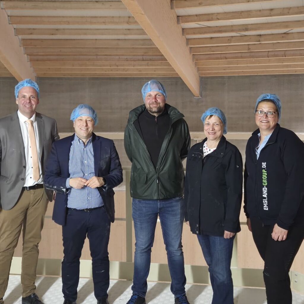 Heute war ich bei Emsland Stärke GmbH - Werk Kyritz! 

Guter Austausch in der alten Heimat bei Emsland Stärke, wo ich früher als Schüler auch regelmäßig einenFerienjob hatte. 

Das Werk in Kyritz besteht bereits seit 1873 und ist eine der ältesten Kartoffelstärkefabriken in Europa. Heute sind dort ca. 140 Mitarbeiterinnen und Mitarbeiter beschäftigt. 

Die Fabrik gehört fest zum Stadtbild von Kyritz und prägt die Stadt seit mehr als 150 Jahren. 

Kürzlich wurde das Areal erweitert! In rekordverdächtiger Zeit wurde eines der größten Silos der Region, mit einem Fassungsvermögen für 40.000 Tonnen Kartoffelstärke, gebaut!

Werksleiter Martin Schmidt und Team sind hochmotiviert und gut aufgestellt, auch wenn aktuell die Bedingungen herausfordernder werden.

Die Energiepreise, Dieselpreise für die logistischen Transportunternehmen, Bürokratie und lange Genehmigungsverfahren, der Kartoffelschädling (die Schilf-Glasflügelzikade) sowie der Preisdruck wegen Kartoffelimporte aus dem Ausland (Indien, Ägypten) beeinflussen das unternehmerische Handeln.

Viele Themen, die auf unterschiedlichsten politischen Ebenen angegangen werden müssen.

Ich danke dem Werksleiter, Martin Schmidt, und dem Bereich Personal, Frau Sachs, für den Austausch und für die Besichtigung des ‚Super-Silos‘.

In einigen Tagen bin ich erneut in Kyritz - hier zu einem organisierten Unternehmerstammtisch - ich freue mich!