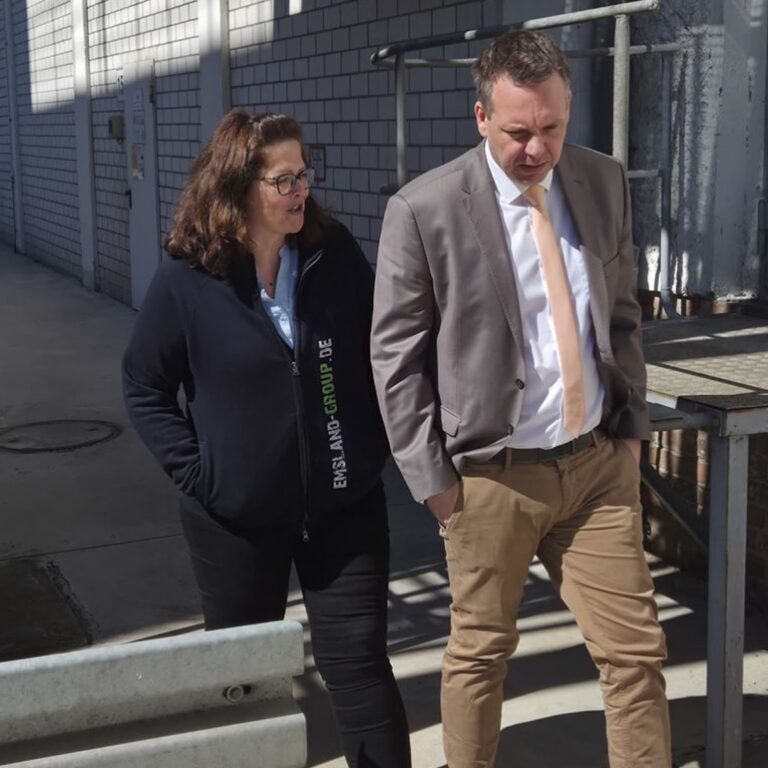 Heute war ich bei Emsland Stärke GmbH - Werk Kyritz! 

Guter Austausch in der alten Heimat bei Emsland Stärke, wo ich früher als Schüler auch regelmäßig einenFerienjob hatte. 

Das Werk in Kyritz besteht bereits seit 1873 und ist eine der ältesten Kartoffelstärkefabriken in Europa. Heute sind dort ca. 140 Mitarbeiterinnen und Mitarbeiter beschäftigt. 

Die Fabrik gehört fest zum Stadtbild von Kyritz und prägt die Stadt seit mehr als 150 Jahren. 

Kürzlich wurde das Areal erweitert! In rekordverdächtiger Zeit wurde eines der größten Silos der Region, mit einem Fassungsvermögen für 40.000 Tonnen Kartoffelstärke, gebaut!

Werksleiter Martin Schmidt und Team sind hochmotiviert und gut aufgestellt, auch wenn aktuell die Bedingungen herausfordernder werden.

Die Energiepreise, Dieselpreise für die logistischen Transportunternehmen, Bürokratie und lange Genehmigungsverfahren, der Kartoffelschädling (die Schilf-Glasflügelzikade) sowie der Preisdruck wegen Kartoffelimporte aus dem Ausland (Indien, Ägypten) beeinflussen das unternehmerische Handeln.

Viele Themen, die auf unterschiedlichsten politischen Ebenen angegangen werden müssen.

Ich danke dem Werksleiter, Martin Schmidt, und dem Bereich Personal, Frau Sachs, für den Austausch und für die Besichtigung des ‚Super-Silos‘.

In einigen Tagen bin ich erneut in Kyritz - hier zu einem organisierten Unternehmerstammtisch - ich freue mich!