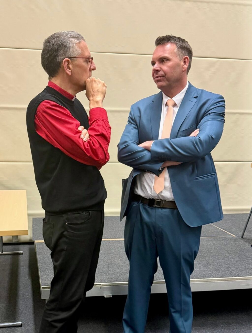 Rechenzentrum Freyenstein – Große Chance für die Region!

Gestern war ich zur Informationsveranstaltung und Projektvorstellung „Rechenzentrum Freyenstein“.
Der Vorhabenträger hat hierbei erklärt, wie das Vorhaben umgesetzt werden soll. Dabei ging es um technische Erläuterungen, um Flächenkulissen und um Chancen für die Region, die damit einhergehen können. 
Rechenzentren werden künftig mehr denn je gebraucht und das auch, weil unser aller Nutzer- und Digitalverhalten dazu beiträgt. Digitalisierung und KI-Prozesse brauchen Rechenleistung. Diese Entwicklung steht erst am Anfang.
Rechenzentren sind bereits gut erprobt und stehen in größeren Städten auch inmitten von Wohngebieten. Langfristige Risikoanalysen und Einfluss auf Umwelt und Leben liegen vor. Mecklenburg-Vorpommern, Brandenburg und andere Bundesländer befassen sich intensiv damit und beginnen Planungsverfahren.
Hierbei handelt es sich um umfassende Planungsverfahren, die die Risiken, Umweltbelange und die grundsätzliche Machbarkeit umfassend betrachten. Niemand muss sich sorgen, dass hier ohne Genehmigung, ohne Planverfahren und ohne die Analyse zu den Auswirkungen auf Menschen und Natur begonnen wird.
Dieses Projekt steht ganz am Anfang und kann eine Chance für die gesamte Region bieten. Wenn wir uns wirtschaftlich stabilisieren und entwickeln wollen, Kita, Schule und Infrastruktur weiter aufrechterhalten wollen, – müssen wir uns im Landkreis entwickeln. 
Ich hoffe, dass im Dialog die Machbarkeit weiter besprochen wird und es zu Kompromissen in der Realisierung kommt. Zwischen Bürgerinitiative und Befürwortern muss es einen fortlaufenden und fairen Dialog geben.
Als Landrat würde ich mich für eine konstruktive – zwischen Befürwortern und Gegnern abgestimmte Variante – einsetzen und denke, dass viele regionale Firmen profitieren würden.