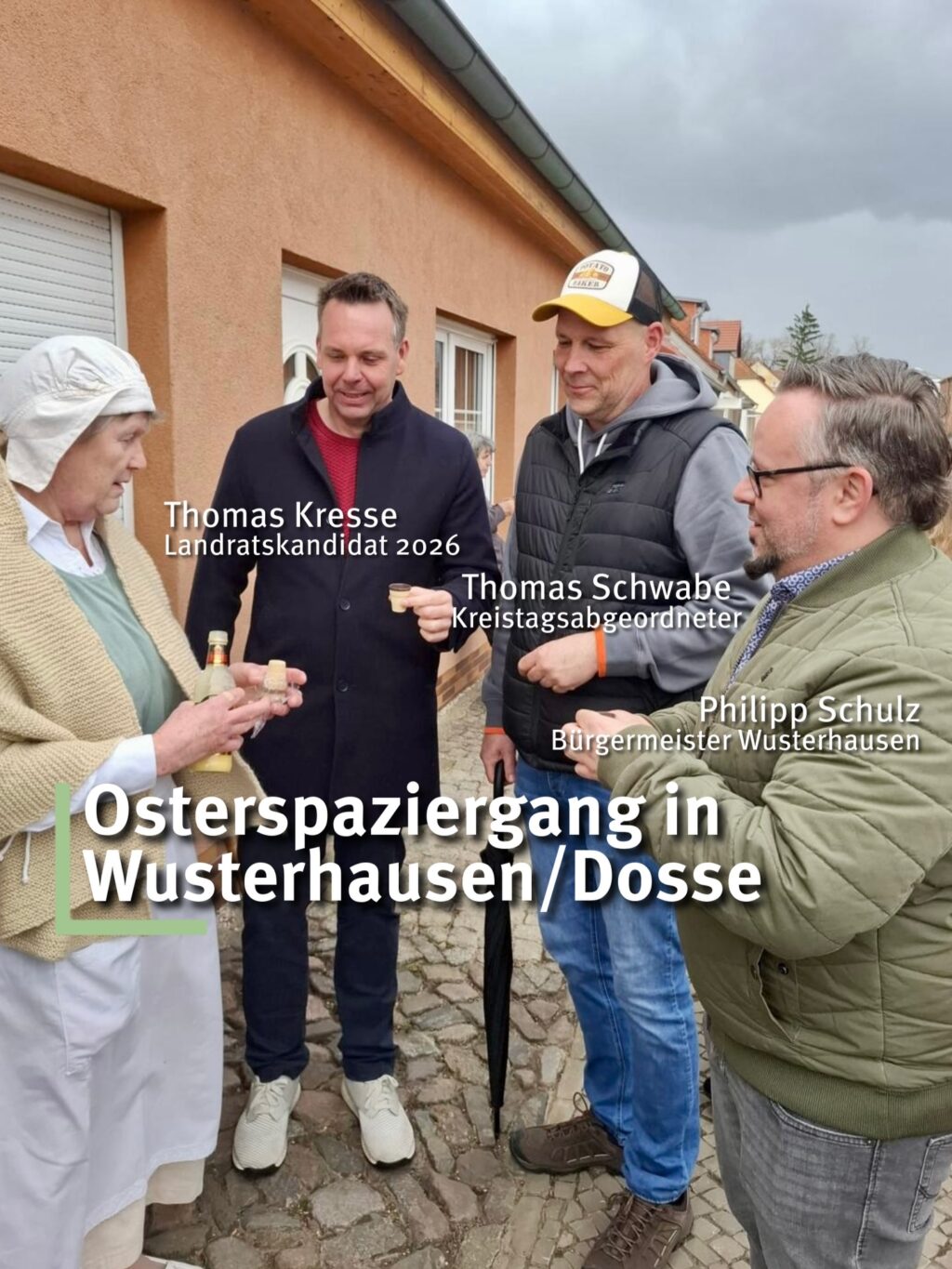 Gestern war ich mit meiner Familie und vielen anderen Interessierten zum 13. Osterspaziergang in Wusterhausen/Dosse! Dazu hatte der Kulturverein Wusterhausen e.V. eingeladen. 

Der Osterspaziergang begann - ungewöhnlich - auf dem Friedhof - mit einer Ansprache von Pfarrer Alexander Bothe. 

So ungewöhnlich war der Start des Spaziergangs dann aber doch nicht, da Friedhöfe das Leben zeigen, indem sie als Orte der Erinnerung die Verbindung zwischen Verstorbenen und Hinterbliebenen aufrechterhalten. 

Nach dem Friedhof führte uns der Weg über die Berliner Straße und viele historische Fotos aus verschiedenen Jahrzehnten wurden gezeigt. 

Heute ist es dem Bürgermeister, Philipp Schulz, gelungen, dass diese Straße in diesem Jahr saniert wird. Daran hatten sich bereits mehrere Bürgermeister abgearbeitet. 4,2 Millionen € Invest! Trotz Fördermittel ein Kraftakt für die Gemeinde und ein großartiger Erfolg! Gut gemacht, Herr Bürgermeister.

Wer wollte konnte den Spaziergang in der Galerie ‚Alter Laden‘ (Am Markt 3) ausklingen lassen.

Vor der Wahl werde ich nochmal nach Wusterhausen/Dosse kommen.  Gerne in die Kita ‚Am Markt‘ zum Fachgespräch, spätestens am 06. Juni 2026 zum Stadtfest - dem Tag vor der Wahl!

FunFact zum Bild: Links ist eine sogenannte Salzfrau zu sehen! Wusterhausen kam damals angeblich zu Reichtum durch den Salzhandel.
Der Kulturverein nimmt die Salzfrauen als traditionelle Figuren der damaligen Zeit.